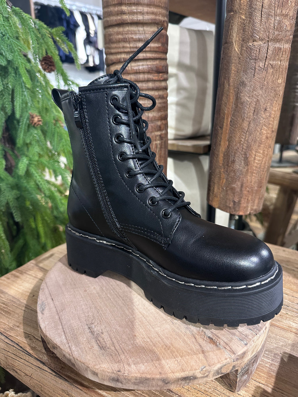 Bettyy ankle boots in blac- women's fashion footwear