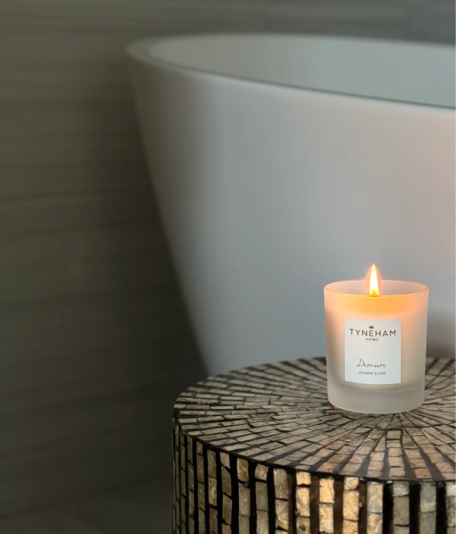 DEMURE Candle -Jasmine&Oud Frosted Glass 30cl