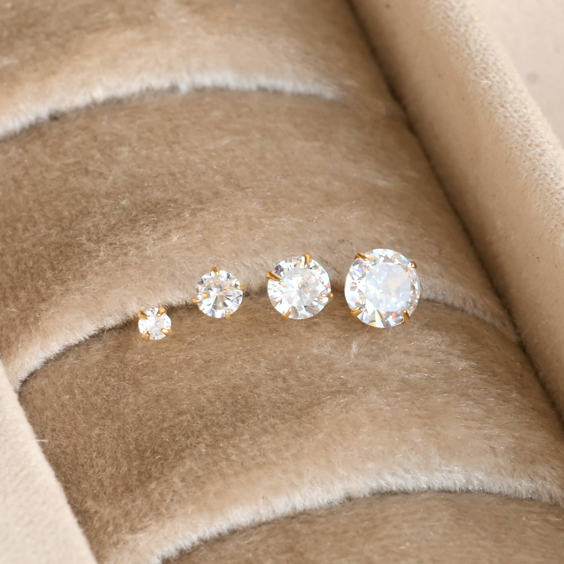 Blueyejewelry -  925 Silver Solitaire Studs - Prong Diamond Stud Earrings