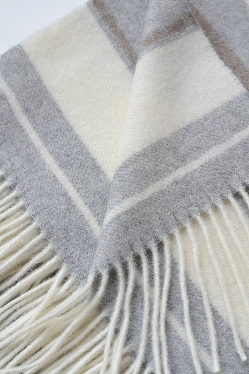 Wakefield Throw Light Grey, White & Natural