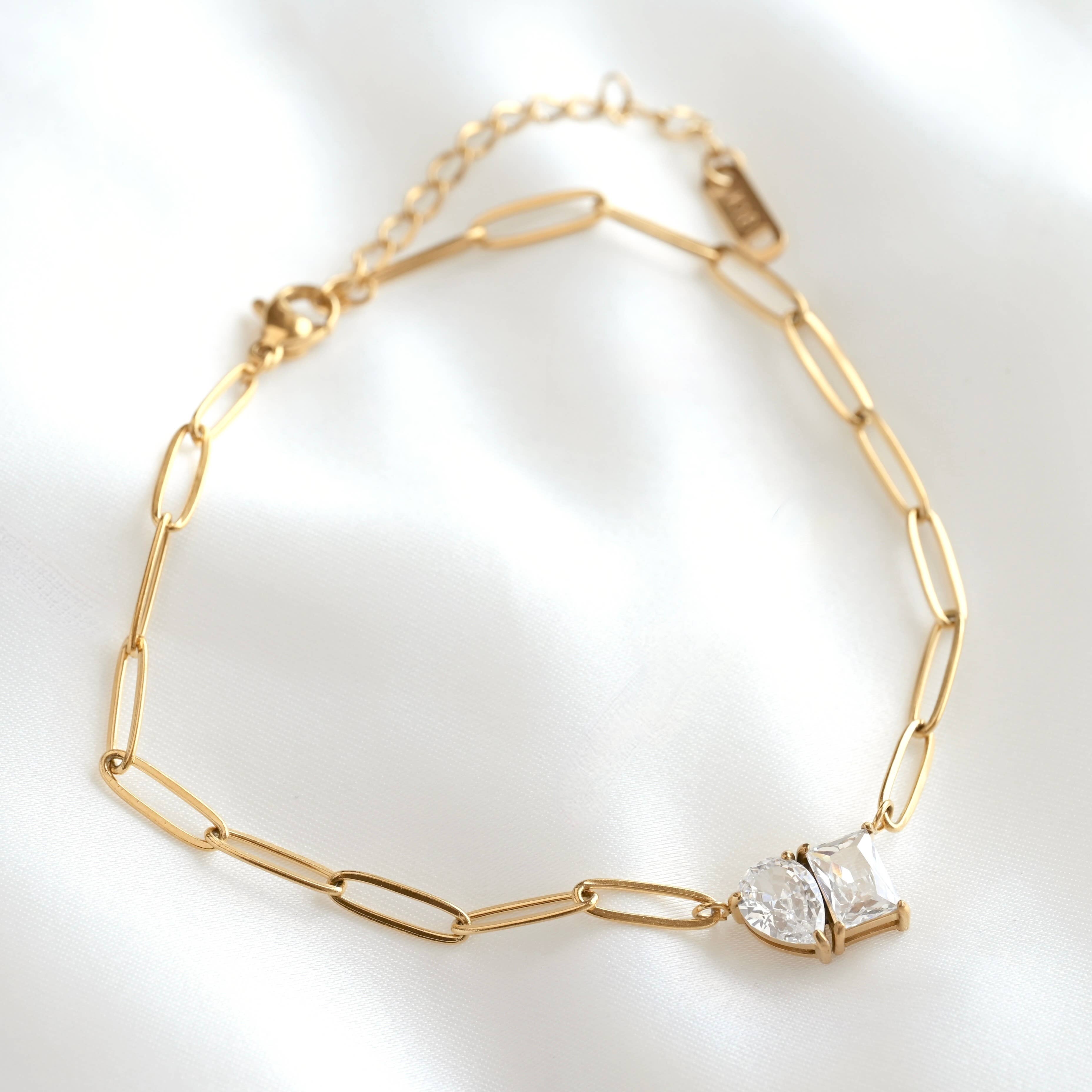 Blueyejewelry - Toi et Moi Necklace - Pear and Radiant Cut Diamond Necklace